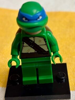 LEGO Teenage Mutant Ninja Turtles "Leonardo" with plain green legs. tnt053